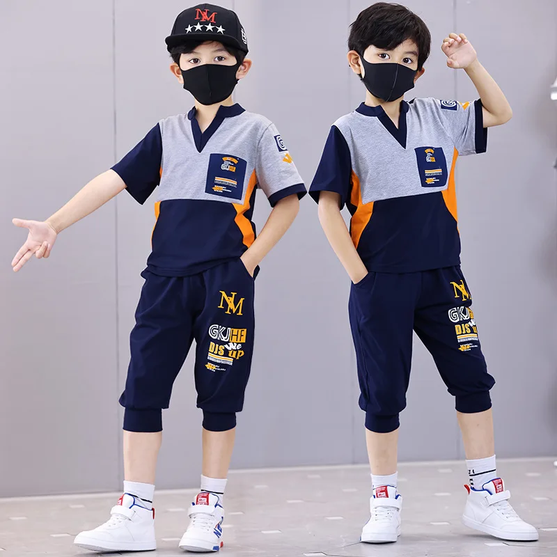 

Fashion Patchwork V-neck Boys Clothing Set For Summer 2023 New Letter Print Pockets Top & 7/10 Pants 2 Pieces Children Outfits