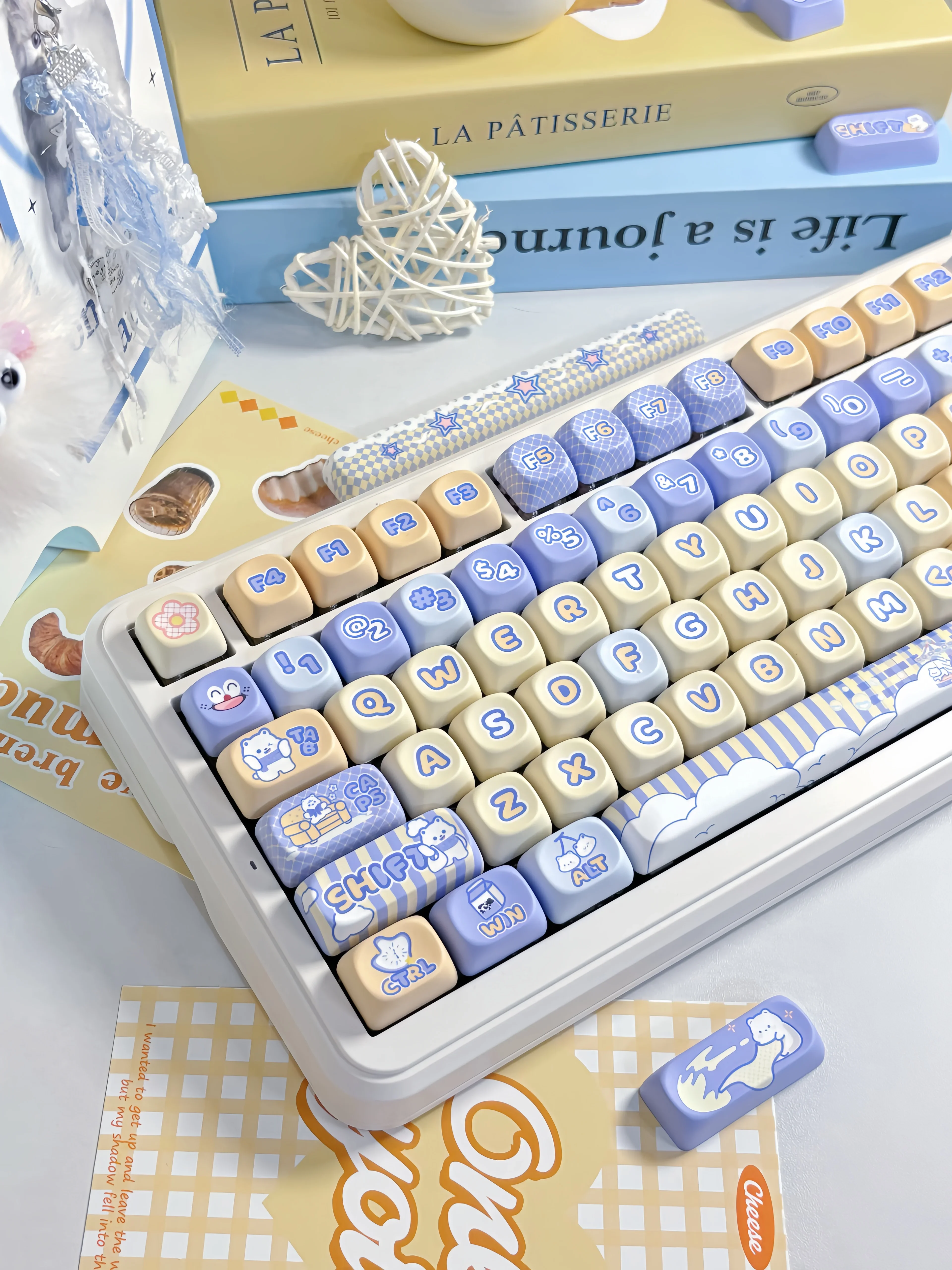 

MOA Keycaps Little Bear Theme Alice Keycaps Cute Keycaps 140 Keys PBT Sublimation Mechanical Keyboard Cap 2.25 U 2.75U 7U