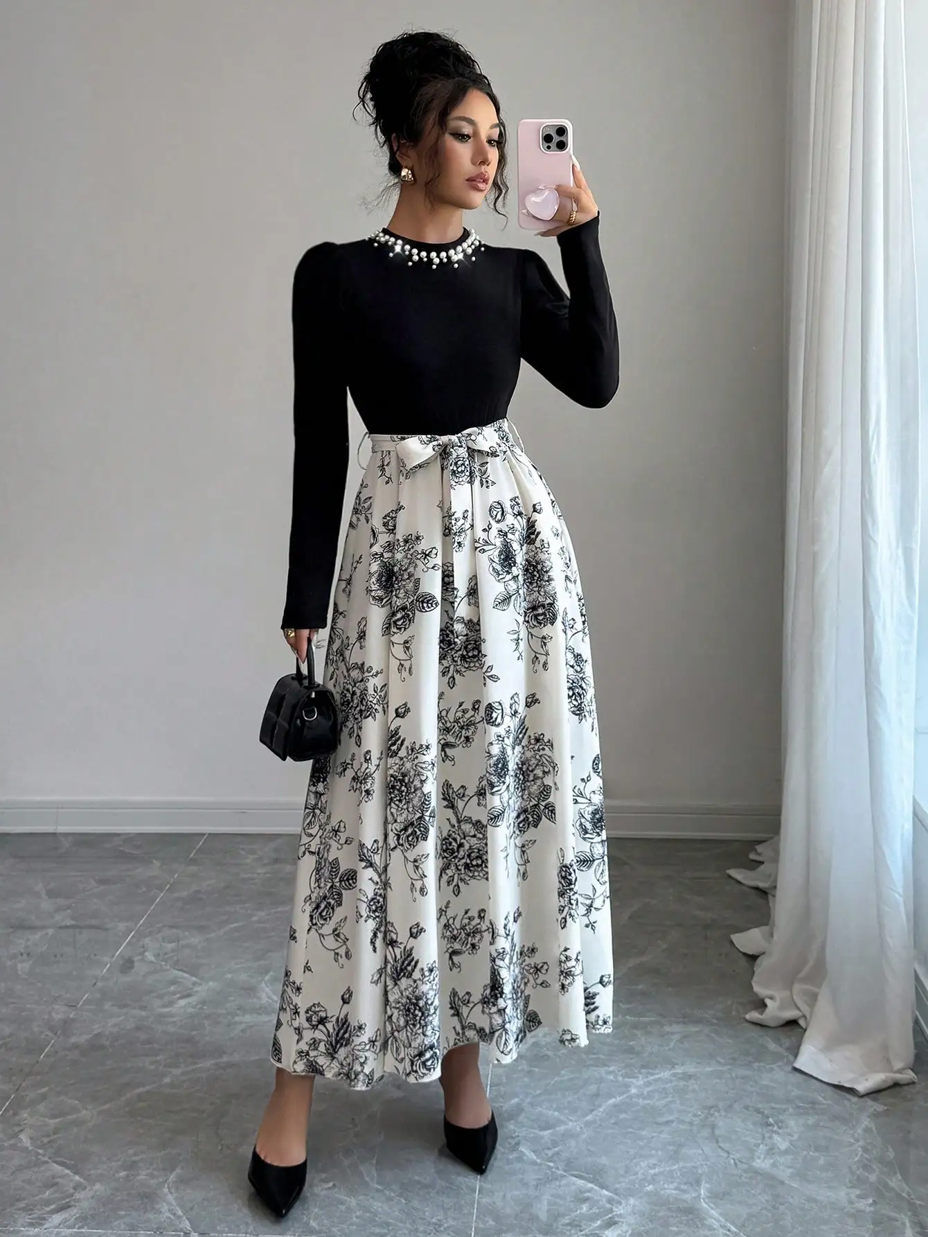 

Женский комплект: черный топ с длинными рукавами, 3D-вышивкой жемчугом на горловине и длинная юбка с цветочным принтом