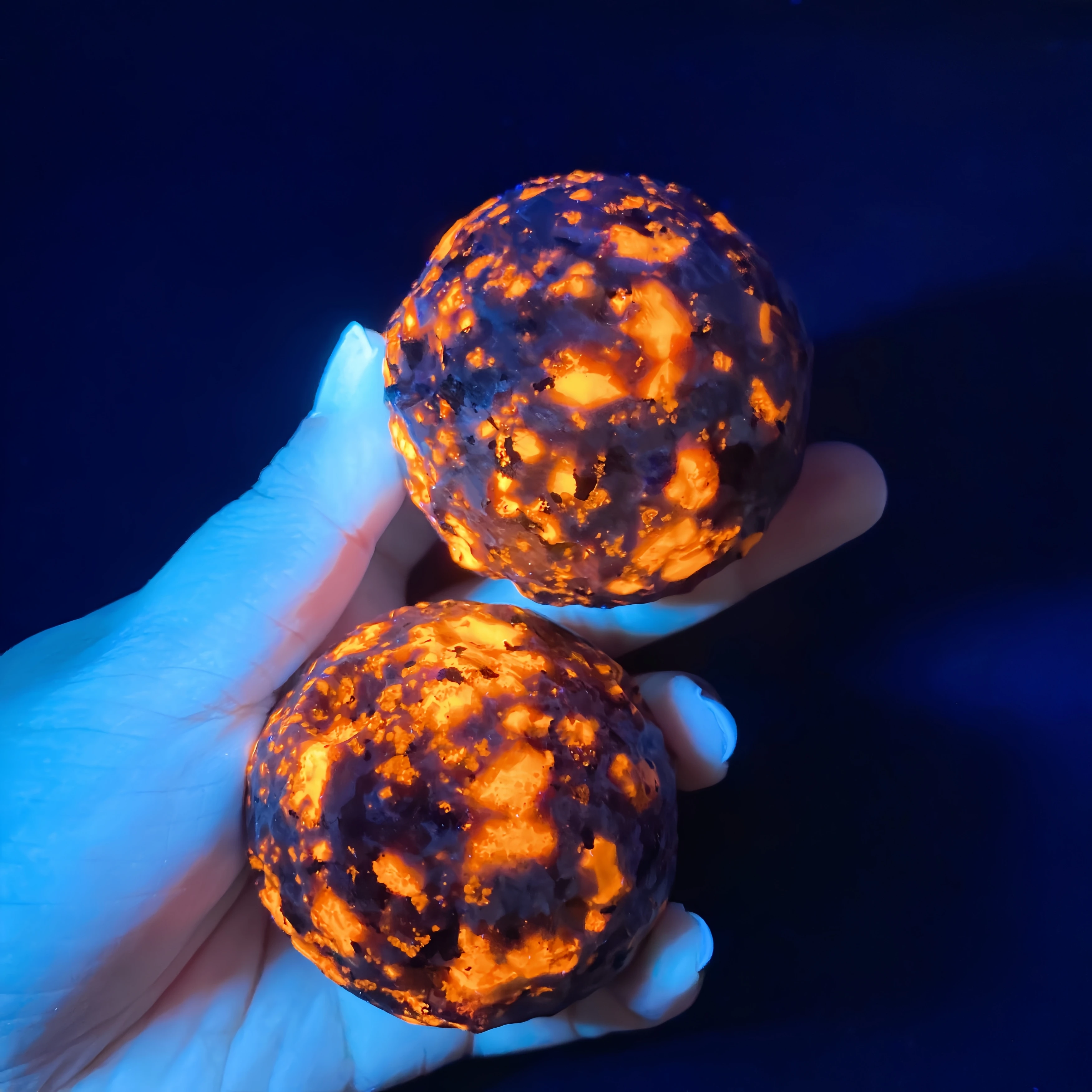 50-55mm Yooperlite Moon Sphere Natural Crystal Flame Stones Fluoresce Sodalite Ball Energy Healing Spiritual Home Decor Gift