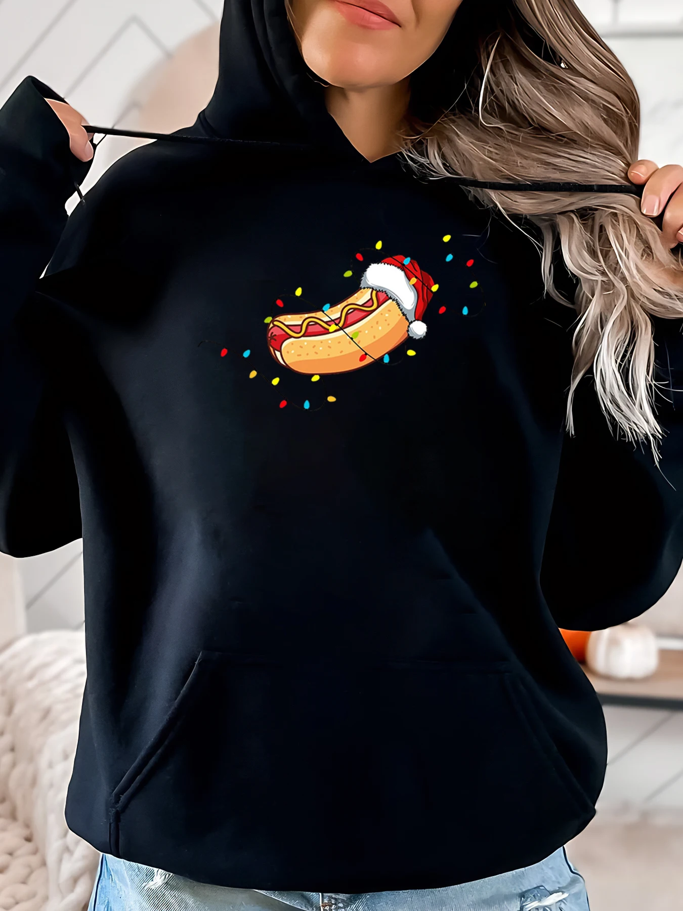 Bluza damska z kapturem na święta z motywem hot doga w czapce Świętego Mikołaja, czarna, plus size, idealna na zimę.