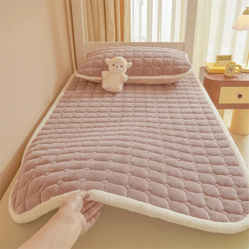 

Single Quilted Flat Bed Sheet Soft Warm Velvet Bed Mattress Cover Winter Mattress Protector for Children Student