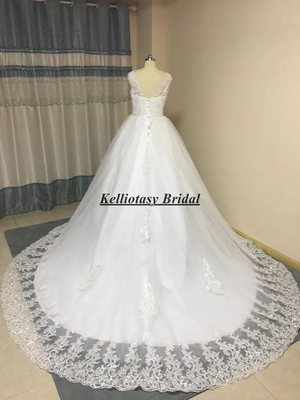 Real Pictures Ball Gown Wedding Dresses With Lace Hemline Round Neck Bridal Dress With Train Fancy Vestido Novias