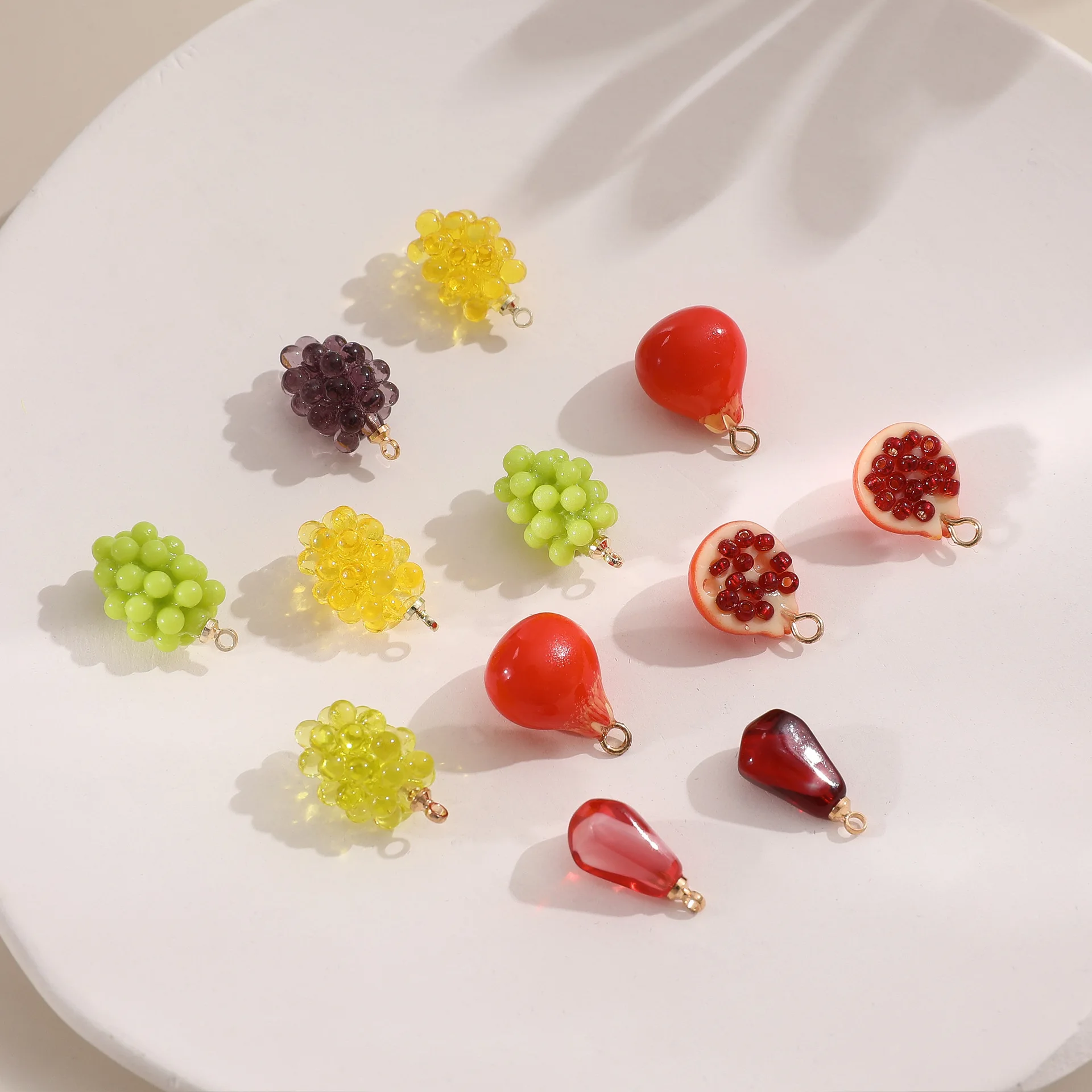 SG16 3 Stück Petite Resin Simulation süße Frucht Granatapfel exquisite Traube Pfirsich Charms für DIY Herstellung von Ohrringen Halskette Schmuck