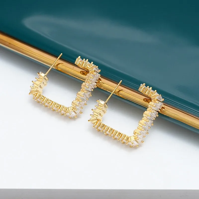 New square-shaped earrings set with zirconia, featuring geometric micro-set zirconia and exuding a sense of sophistication.