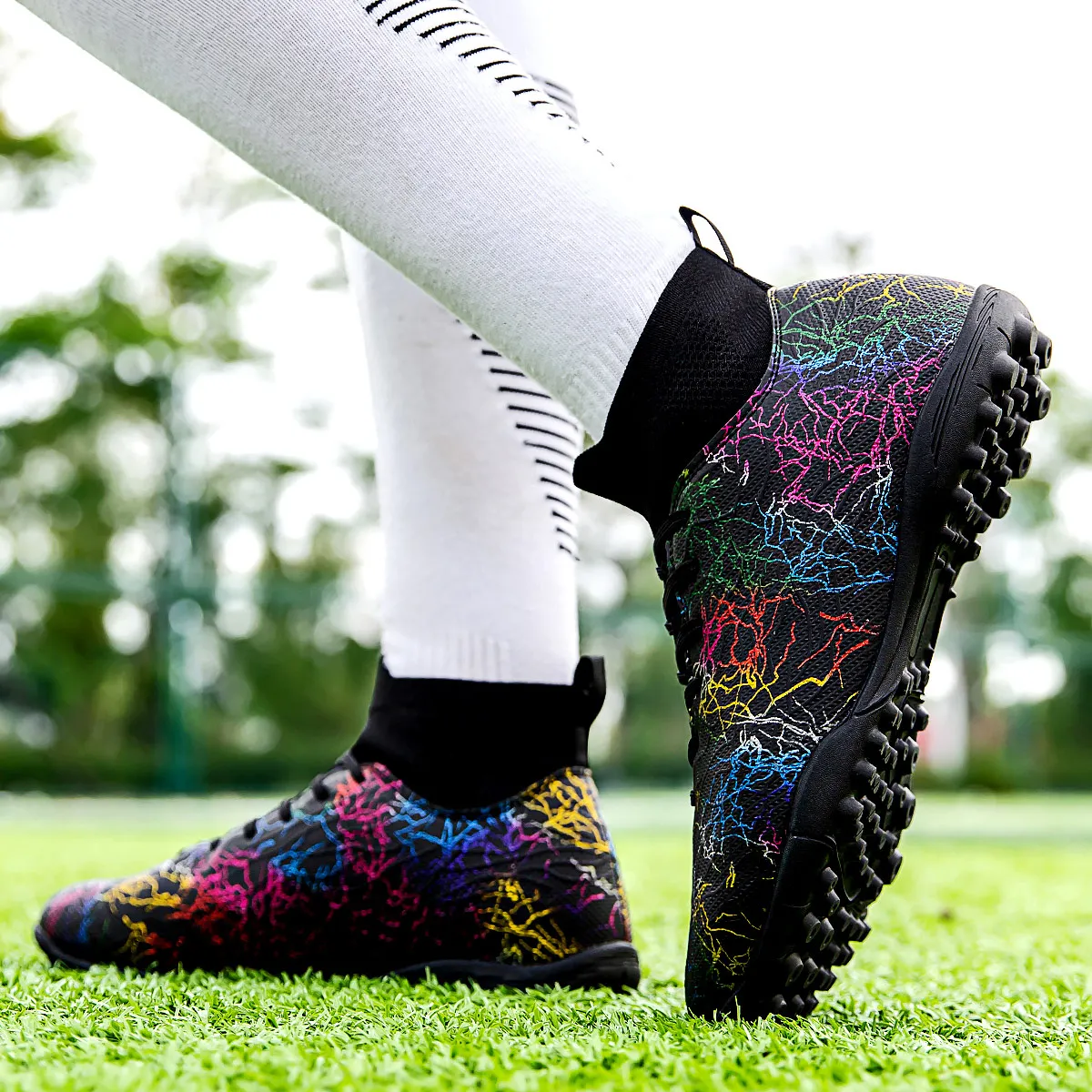 أحذية كرة القدم في الهواء الطلق للرجال والنساء؛ أحذية رياضية احترافية للعشب مع مسامير قصيرة ومضادة للانزلاق ومقاومة للاهتراء.