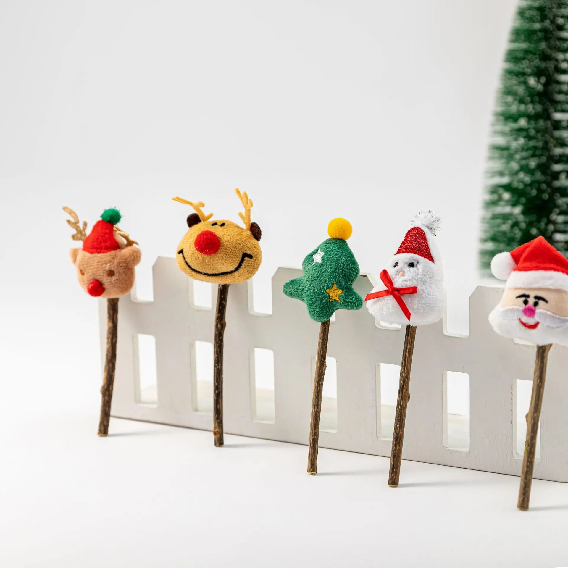 

Santa Claus Cartoon Toy Cat Grass Grinding Stick Cat Gnawing Biting Fun Christmas Wood Tianliao Toy