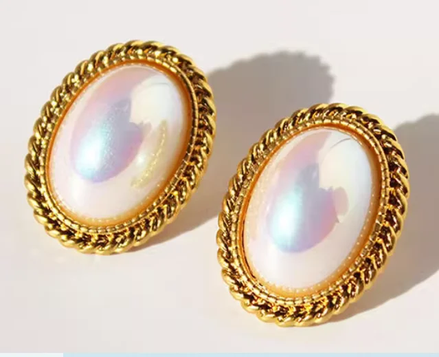

French vintage vintage colorful imitation Marbella Pearl Earrings gold hemp pattern medieval earrings silver needle.