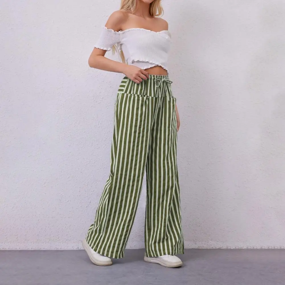 Damskie letnie spodnie w paski z szerokimi nogawkami, wysokie w pasie, luźne, proste, do ziemi, o swobodnym kroju.