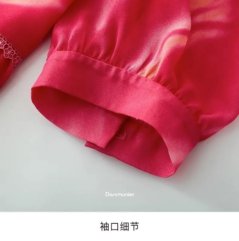 Elegancka sukienka midi z szyfonu w czerwony kwiatowy wzór z dekoltem w serek dla niskich kobiet.