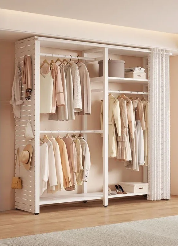 Cabide, prancha com furos, chão, quarto, casa, porta-roupas