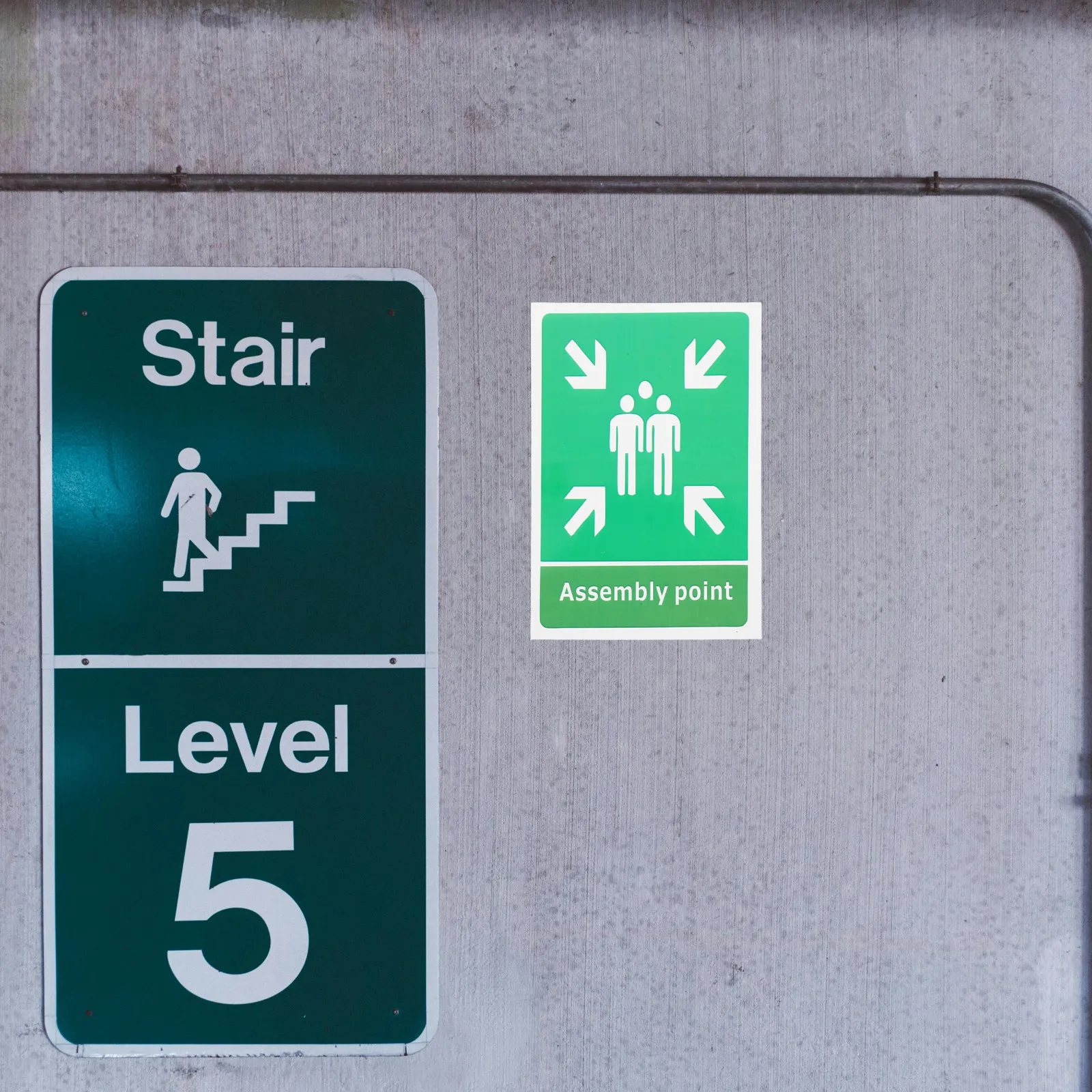 

10 шт. ярких самоклеящихся знаков выхода из зоны пожара из ПВХ, знаки аварийной эвакуации и безопасности для рабочих мест, баров, общественных мест