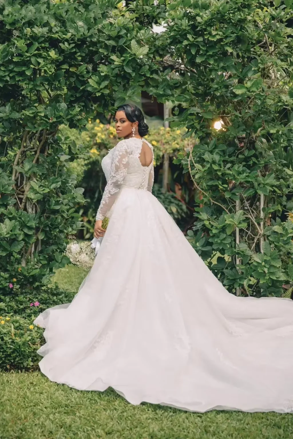 Dostosowana elegancka suknia ślubna syrenka z kwadratowym dekoltem i koronkowymi aplikacjami dla panny młodej z pełnym rękawem Garden Plus Size Vestido De Noiva