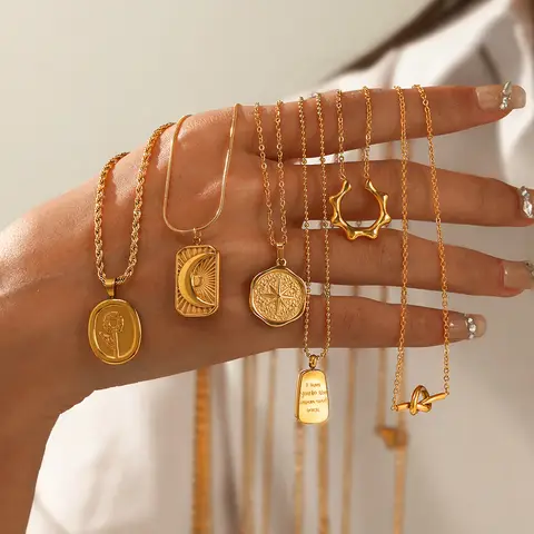 Franskt vintage twist-halsband i rostfritt stål med stjärna och måne - Snyggt statement-hänge i titanstål för kvinnor 10 best sales titanhalsband - №4