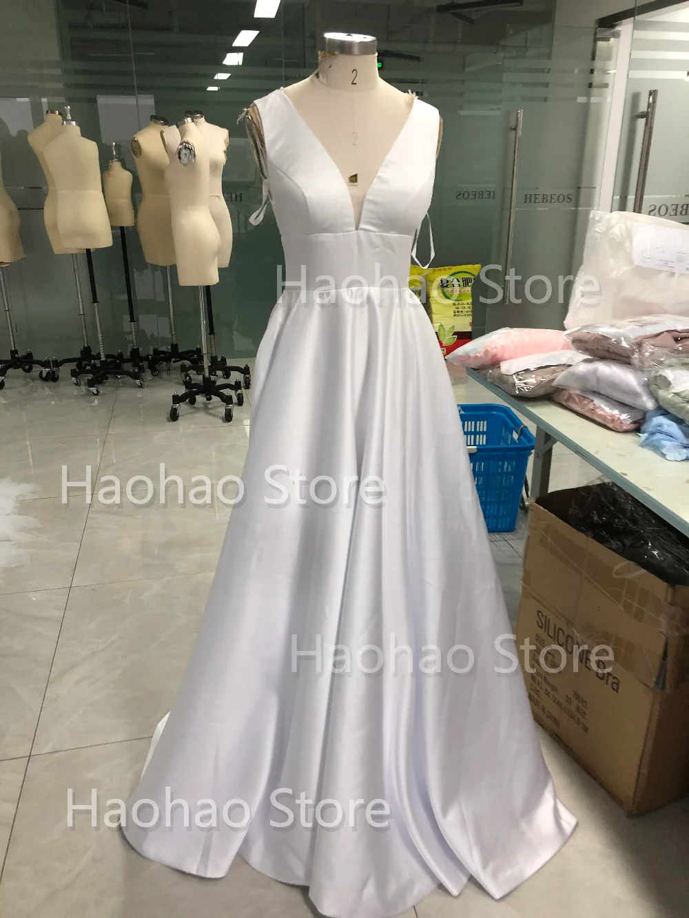 Classic simple A line sexy V-neck backless Italian wide strap satin wedding beach garden photography bridal dress new 2024