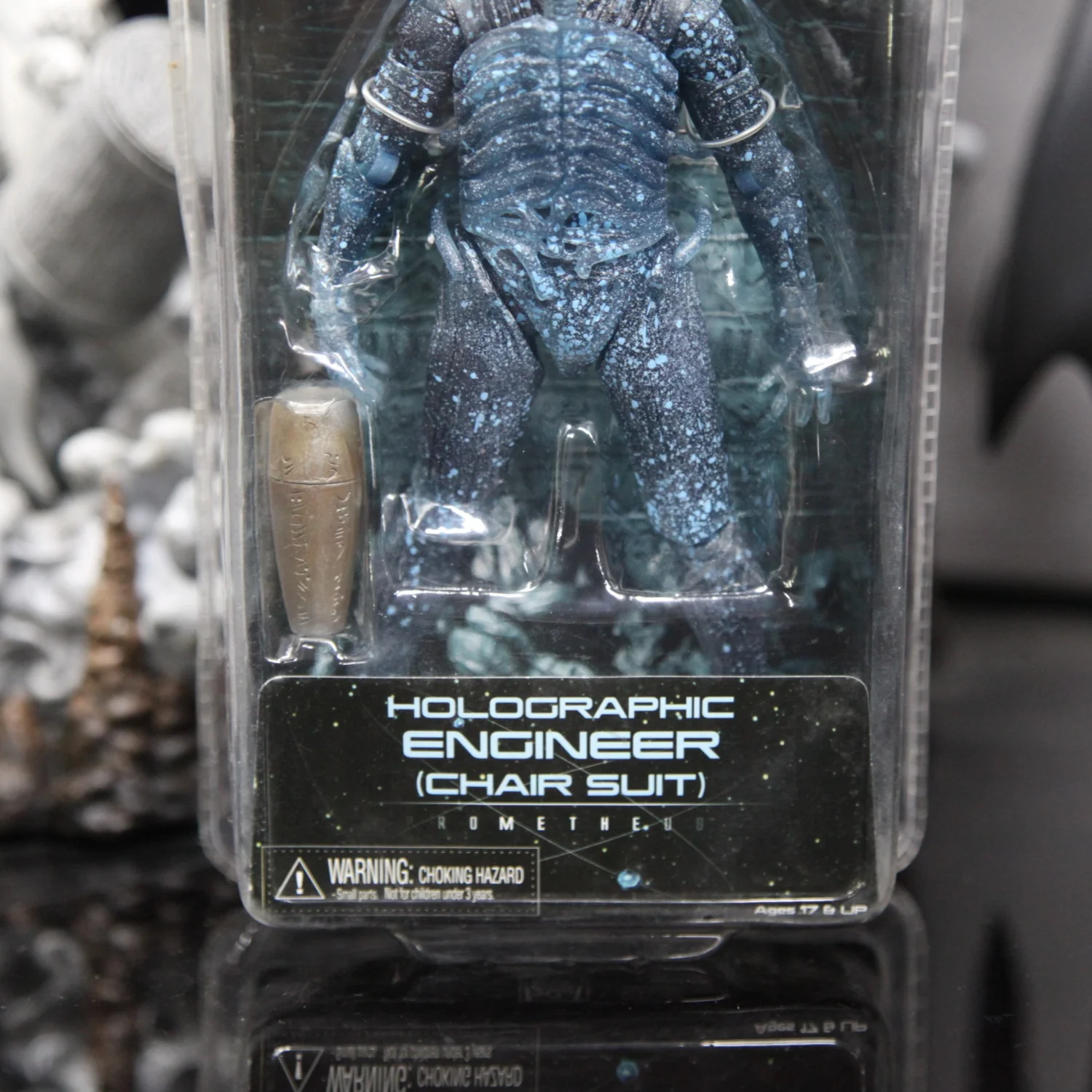 ネカ エイリアン プレクル: プロメテウス エンジニア アクションフィギュア - ホログラフィックバージョン（トランクマスク付き）、新品