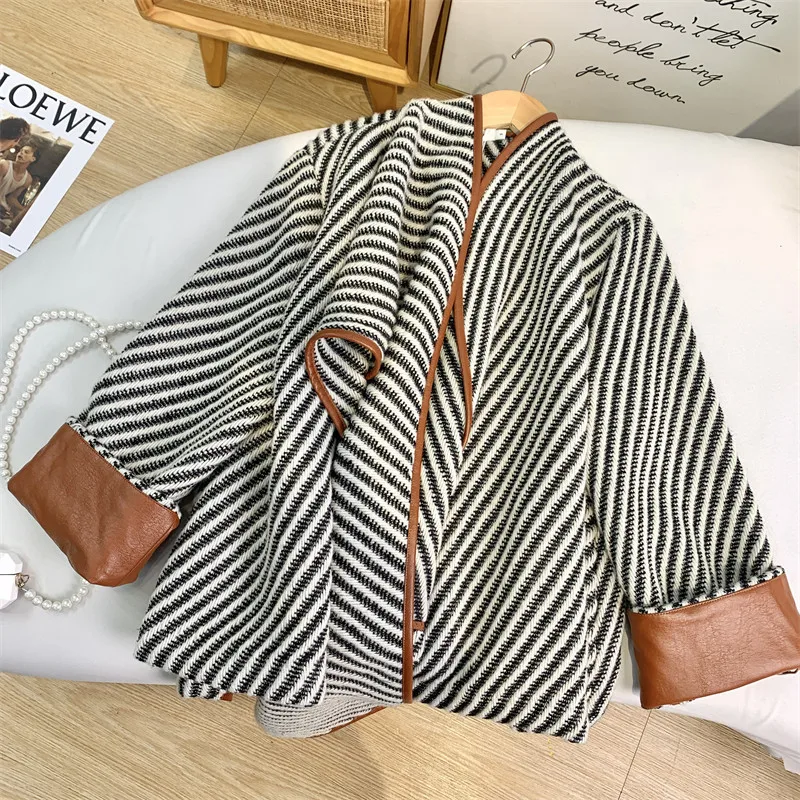 

Spot twill thick wool shawl short coat woolen black and white stripes thick shawl jacket female design sense