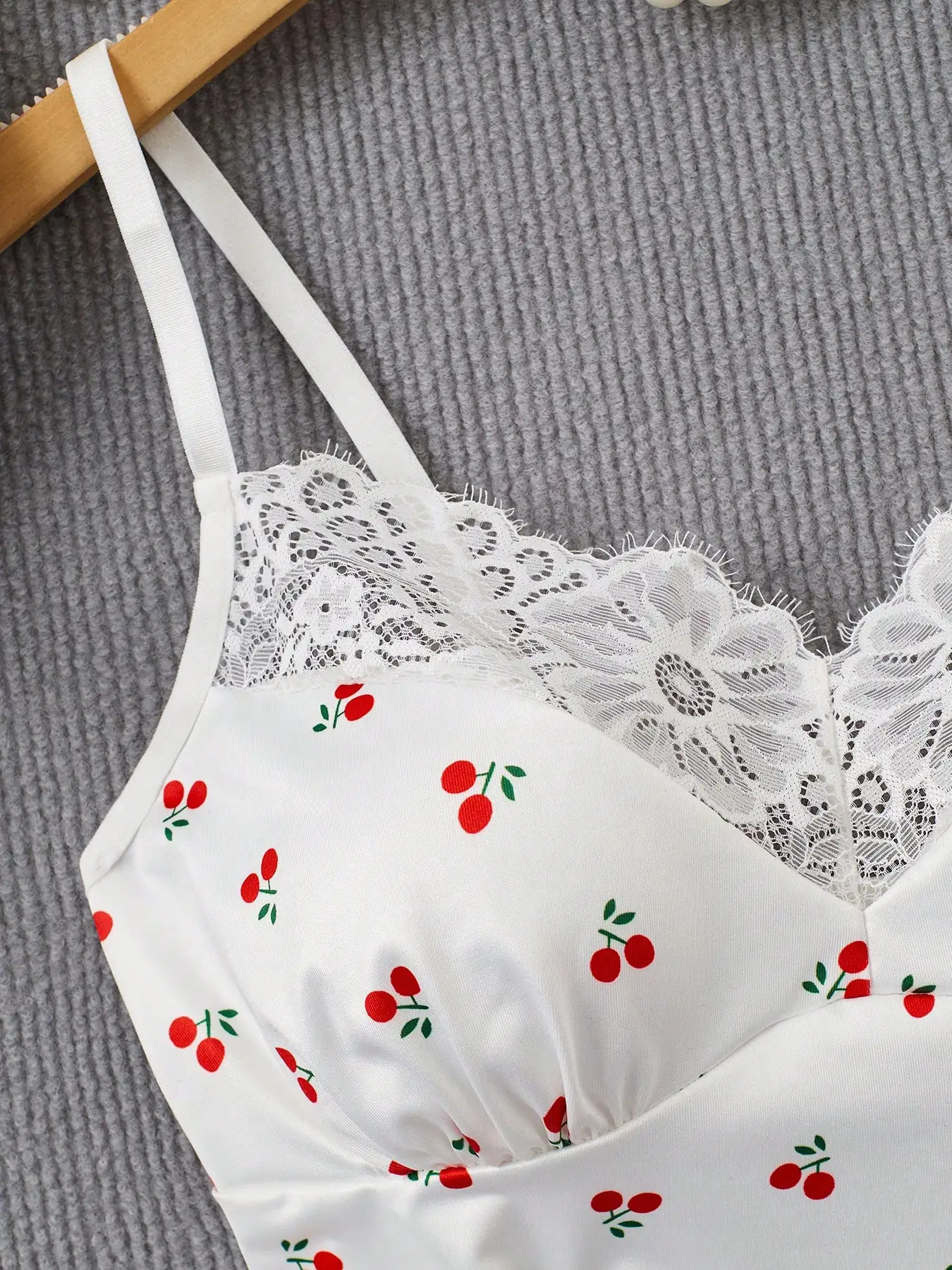 2pcs Set Pakaian Tidur Wanita dengan Cetakan Ceri dan Renda & G-String