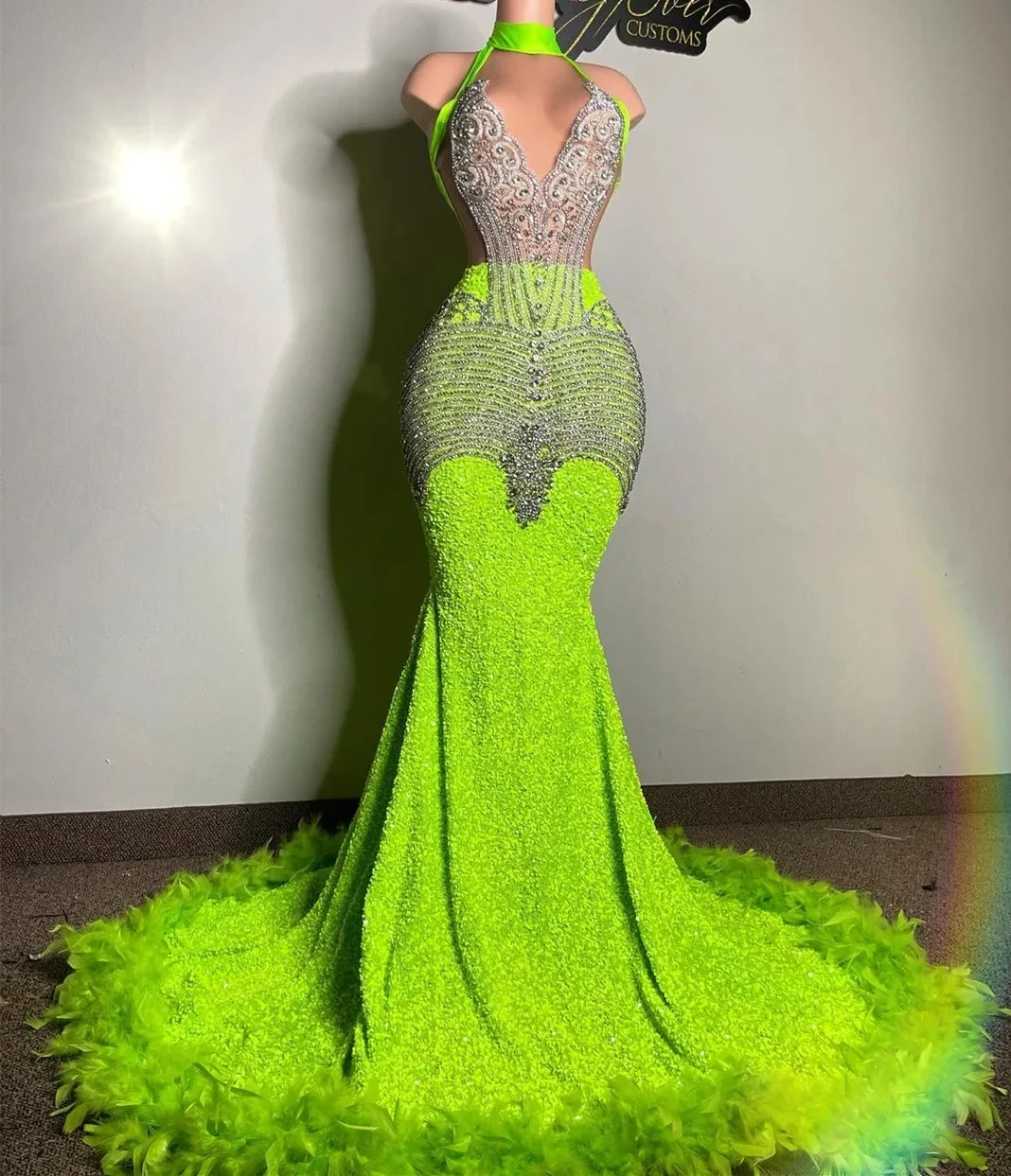 Vestidos de graduación afroamericanos verde lima, vestido de noche de sirena con cuello en V, lentejuelas con cuentas, plumas negras, niñas nigerianas