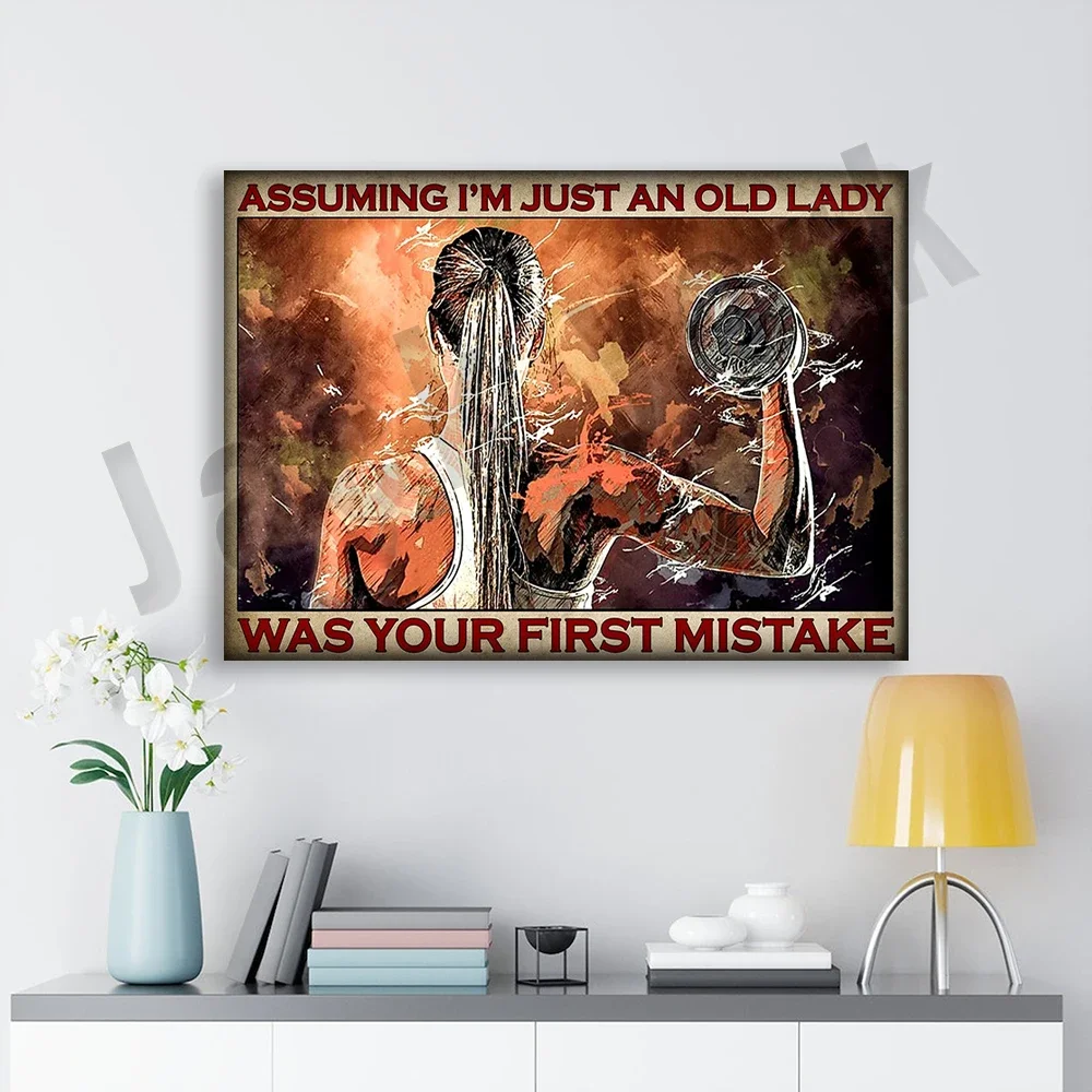 ملصق فتاة رفع الأثقال للياقة البدنية في صالة الألعاب الرياضية يعتقد أنني مجرد سيدة عجوز تكون خطأك الأول ملصق ديكور حياة المنزل #1