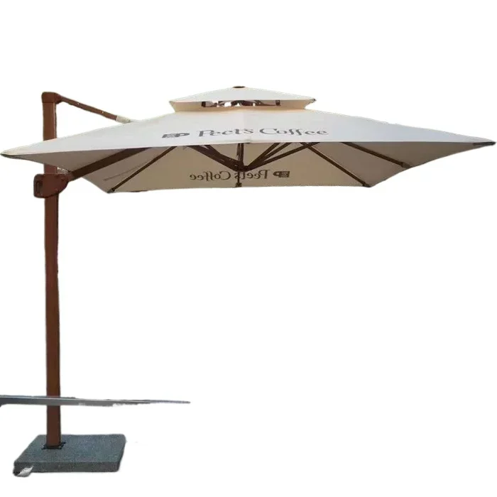 Outside the coffee shop, there are parasols, large courtyard umbrellas, outdoor umbrellas, sun umbrellas