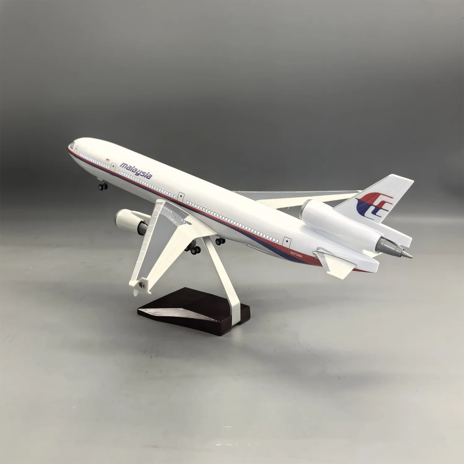 

1/130 Scale Aircraft Malaysia MD11 Toy Planes 47cm Resin Diecast Airplane Model Kit With LED Light Base Adults Fun Toy Souvenir