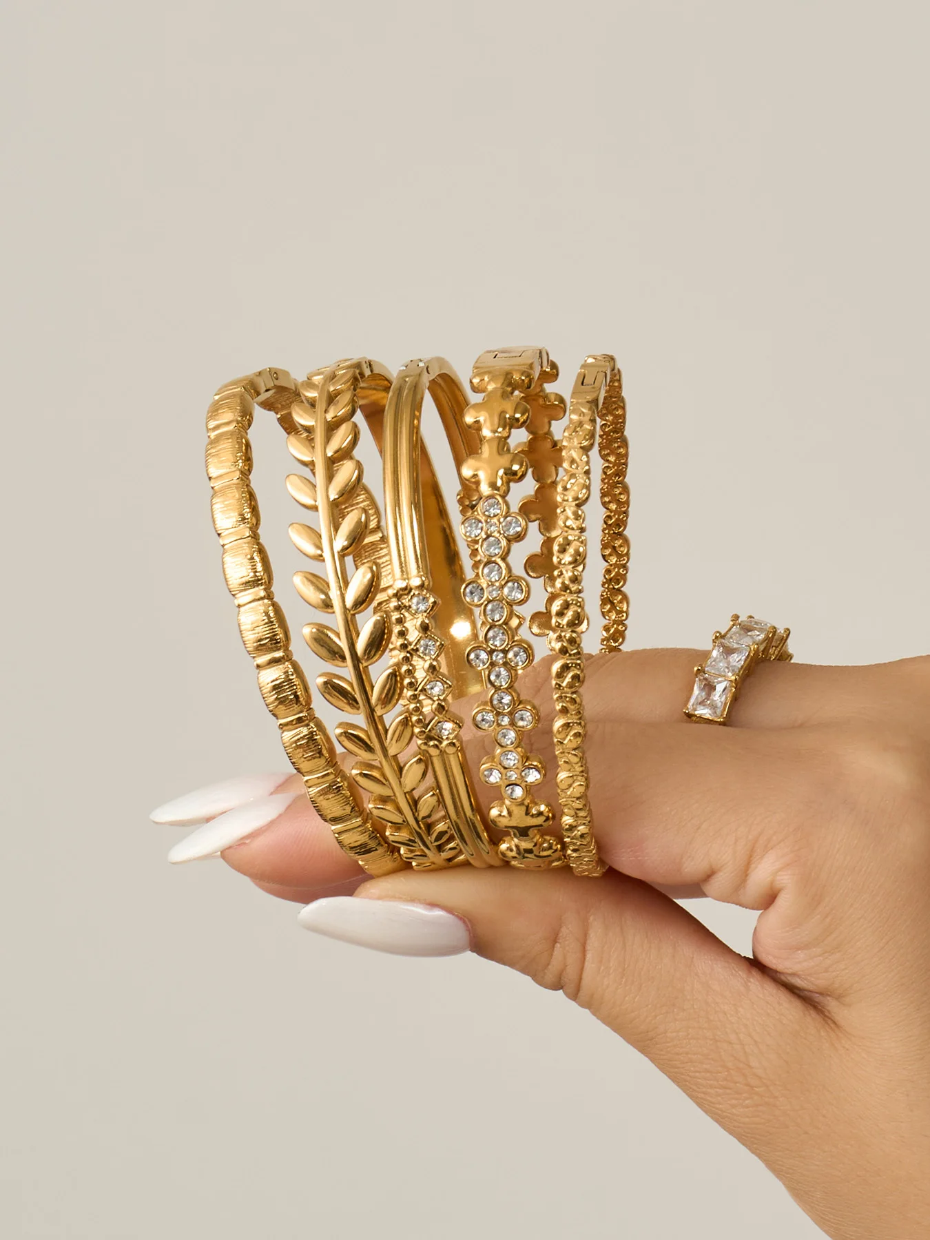 Statement-Blatt-Armreifen, Zirkon-Blumen-Armreifen, 18k vergoldete Edelstahl-Armreifen, strukturierte Armbänder für Damen – Detail 6