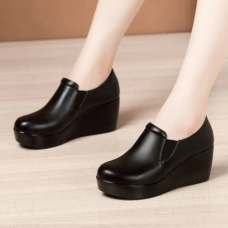 New Slope Heel Deep Mouth Four Seasons Round Head Middle Heel Non slip Bottom Comfortable Casual Work Mom Women's Leather Shoes