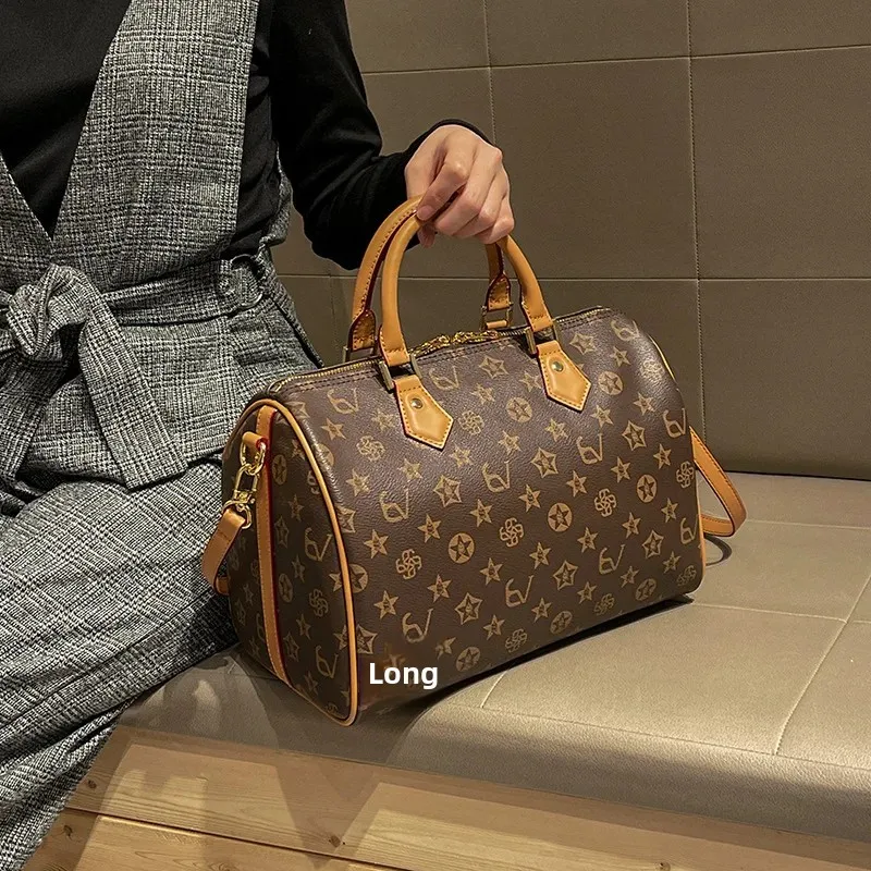 حقيبة نسائية من الجلد الناعم بكتف مزدوج جديد 2025 حقيبة يد على شكل وسادة عتيقة بحزام واحد حقيبة كروس بوسطن