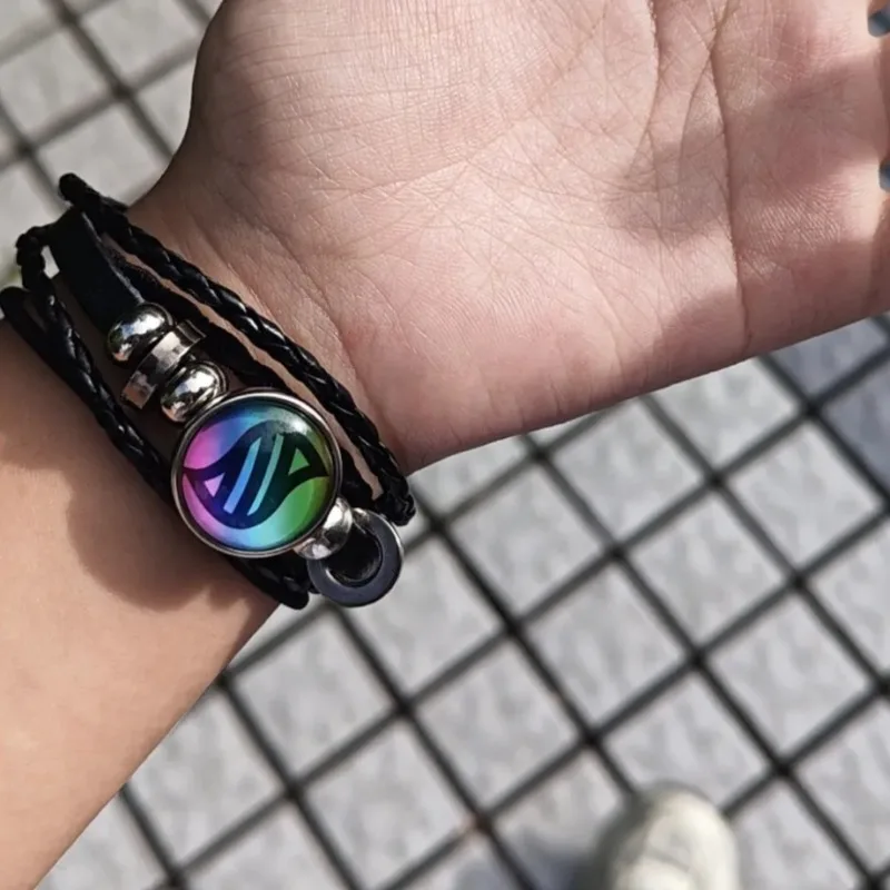 Pokémon Mega Stone Schlüsselanhänger Anime Peripherie Kreativität Exquisite Mode Schwarz Leder Seil Schnalle Schlüsselanhänger Trend