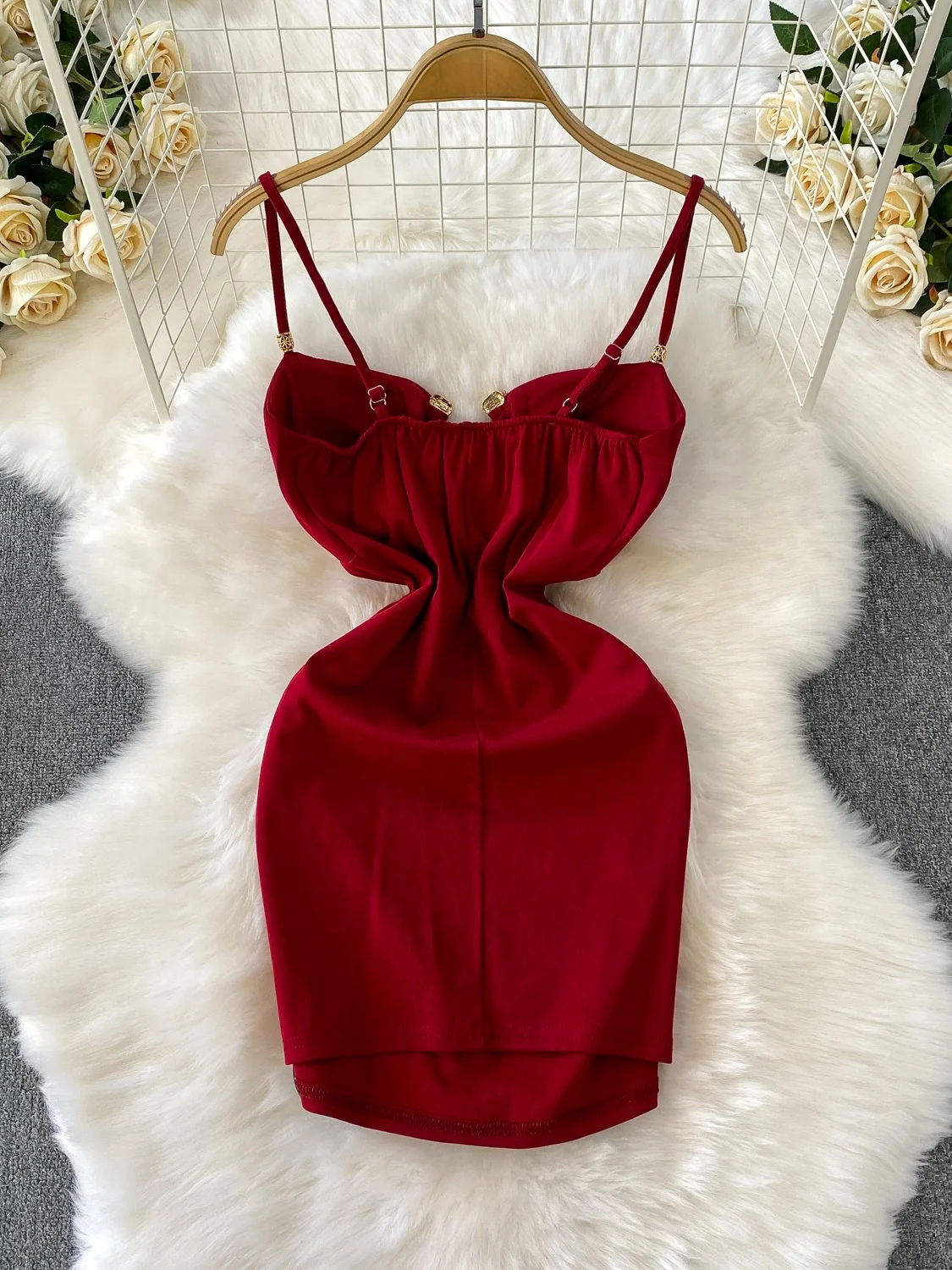 Vestido E e Sexy com Decote em V e Alças, Novo Estilo F com Almofada para o Peito, Ajuste Slim Fit Bodycon