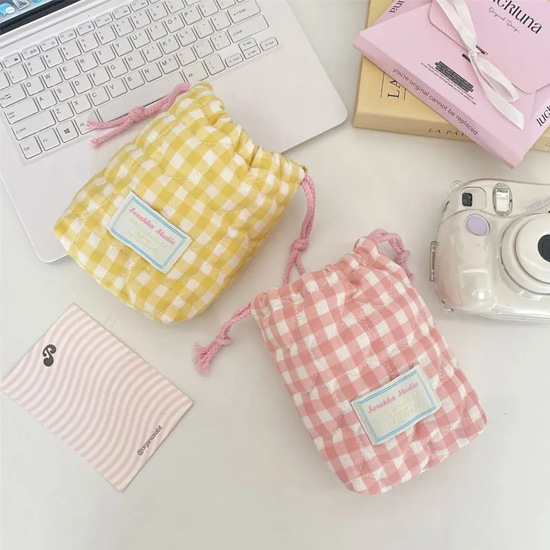 New Quilted Plaid Camera Storage Bag Travel Photography Anti-Fall Protective Case and Dustproof Bag. Suitable for Women to Use When Traveling to Protect Cameras, Store Miscellaneous Items, Data Cables, and Skin Care Products.