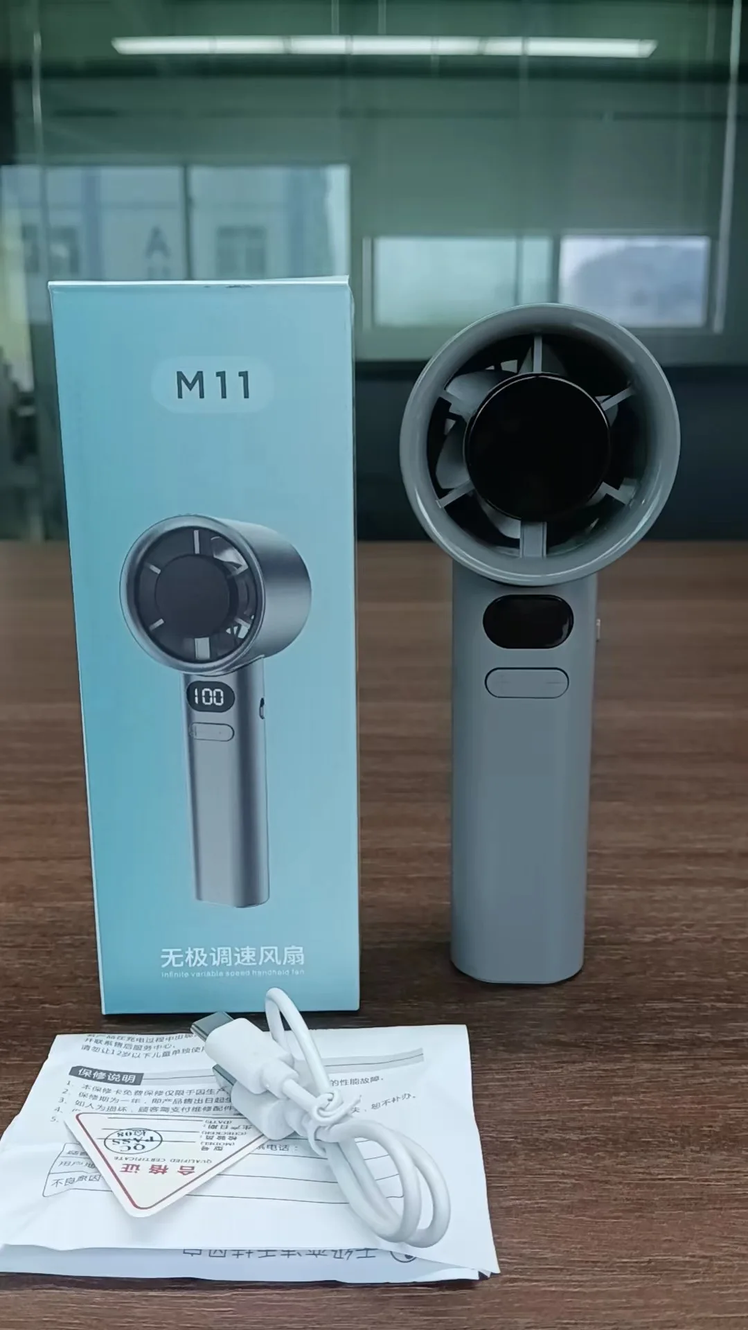 Оптовая продажа Портативный мини-вентилятор для зарядки Многофункциональный охлаждающий вентилятор Ручной 3-скоростной мини-ручной вентилятор