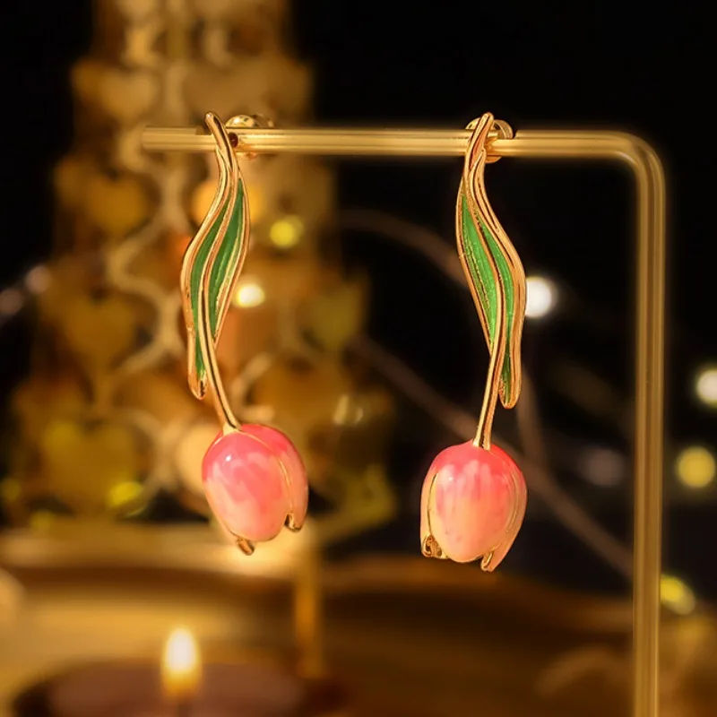 Pendientes de tuerca de esmalte hechos a mano románticos suaves, flor de tulipán pintada en rosa, serie Pastoral dulce, pendientes de gama alta