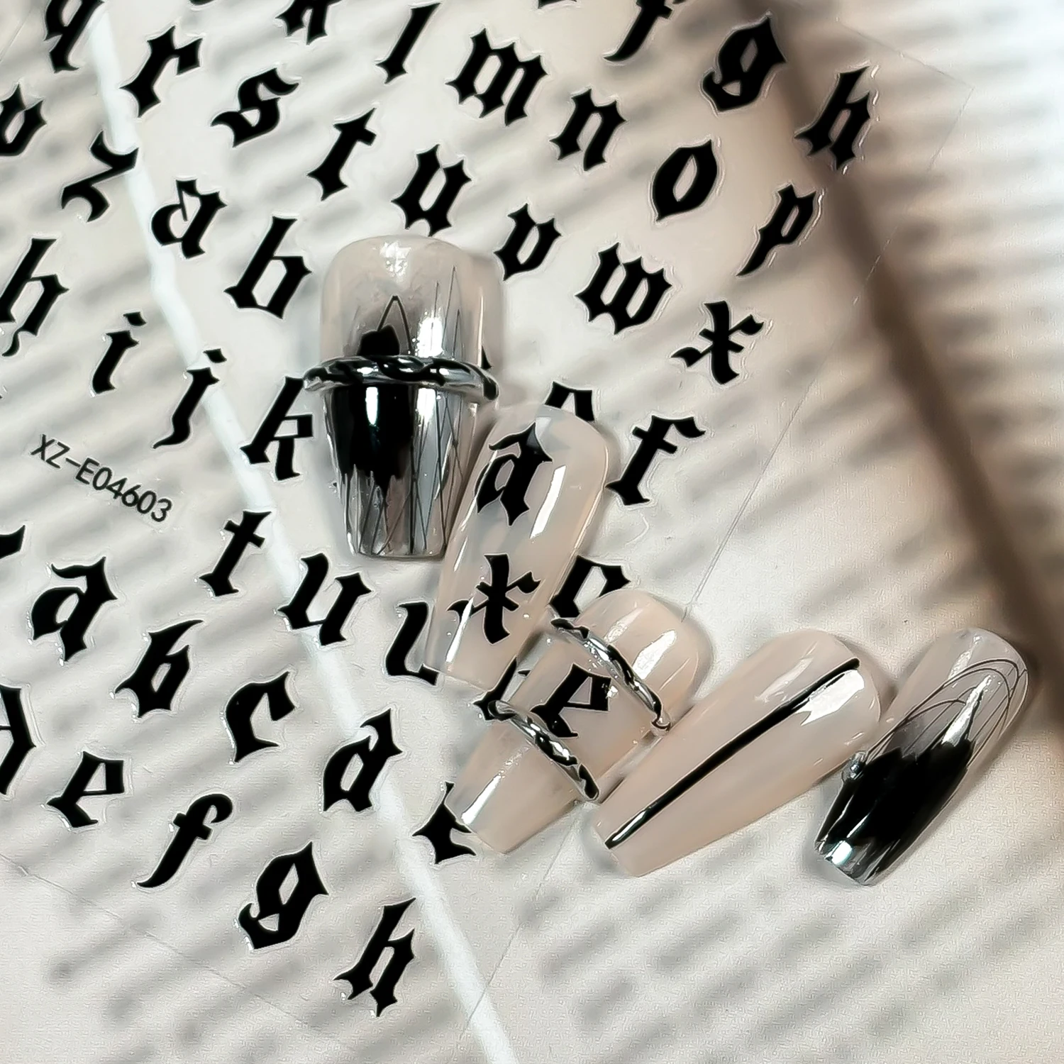 6 Stück/Set Schwarze Gothic 26 Englische Buchstaben Nagelaufkleber 3D Retro Alte Alphabet-Nagelsticker Selbstklebende Englische Buchstaben Nageldekoration – Detail 5