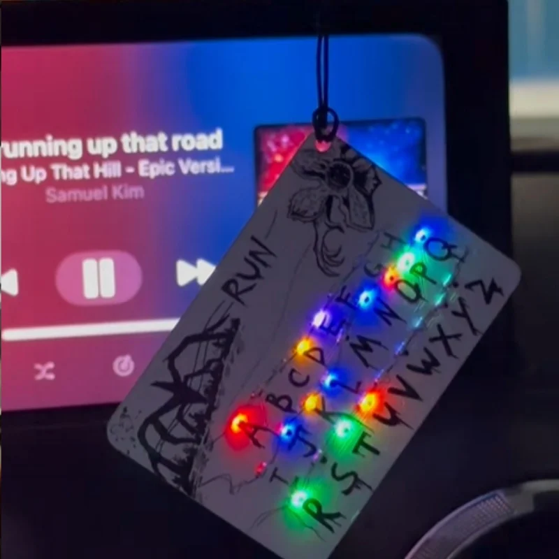 فيلم البضائع غريبة بطاقة ضوء قلادة 26 حرف حقيبة خفيفة سيارة سحر أنيمي البضائع مهرجان يعرض في الأوراق المالية #1