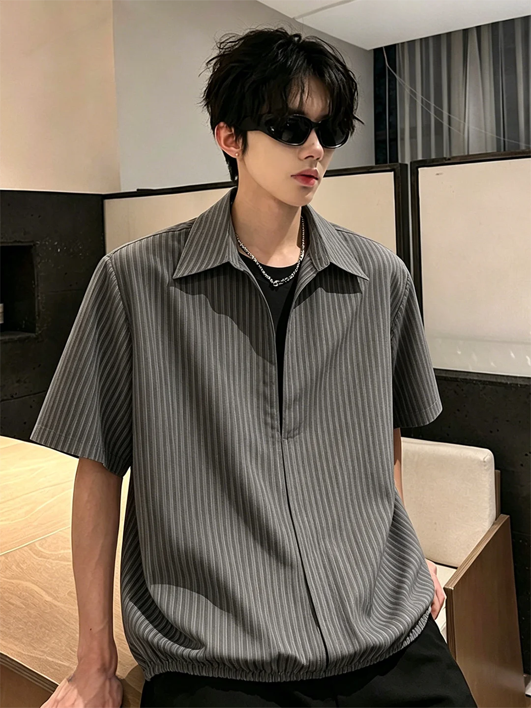 

Men's V-Neck Stripe Ice Silk Short Sleeve Shirt Casual Loose Fit Summer Breathable Lightweight Fashionable Premium Feeling Shirt