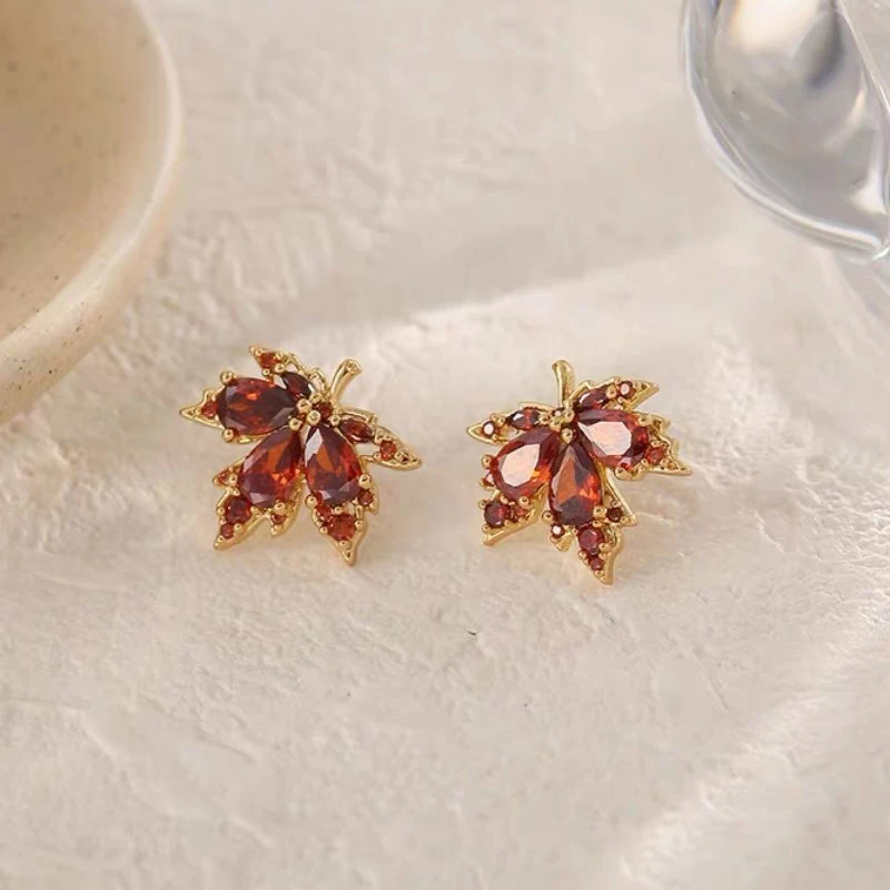 Fashion New Red Maple Leaf Earrings Light Luxury Temperament Simple Personality Women Party Earrings