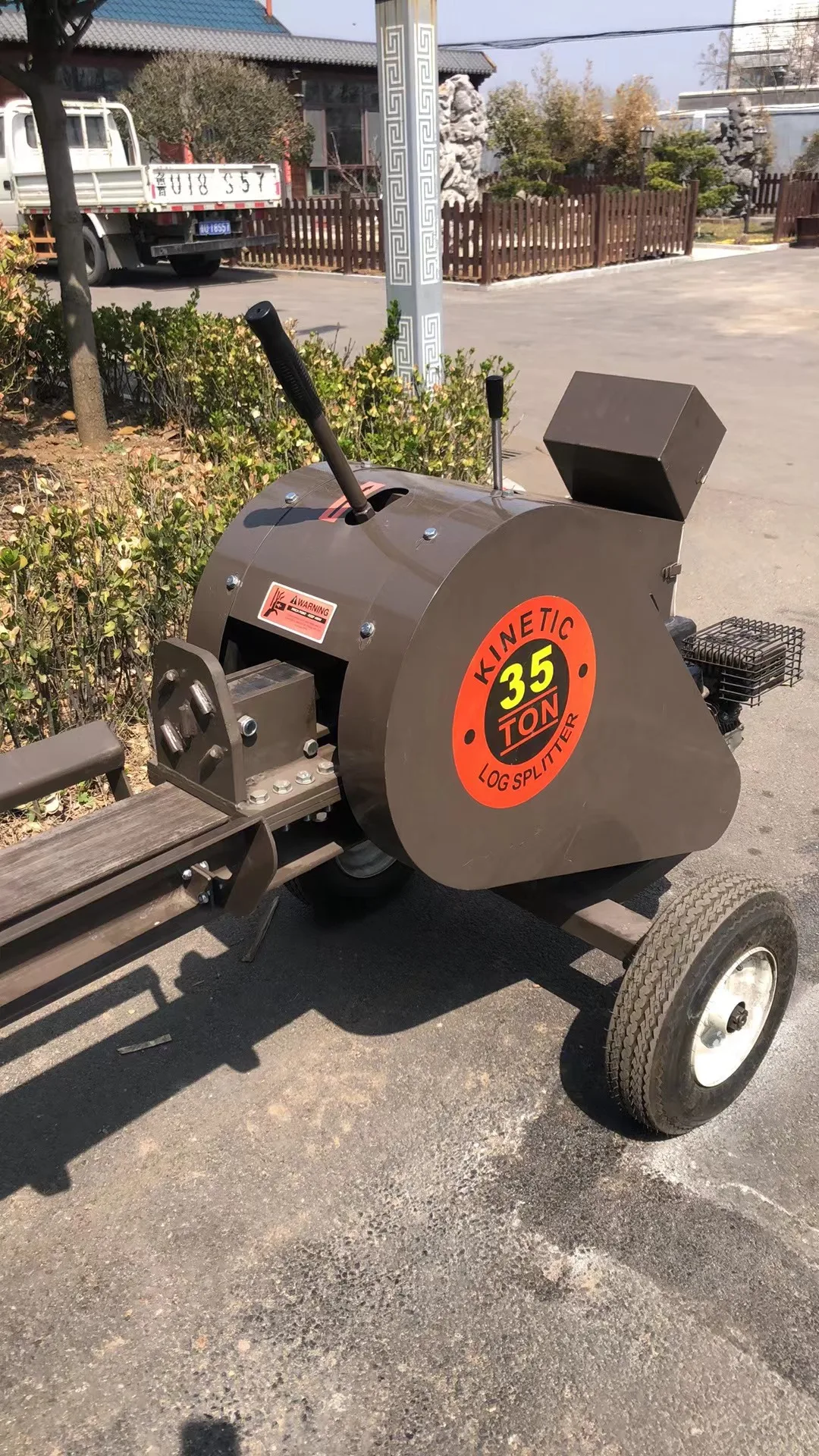 Description 32GT World’s Most Popular 32G Portable Sawmill Built in the China The YHT32GT portable sawmill is designed for versatility, reliability, and efficiency. It features an impressive cutting capacity, allowing you to saw 32″ diameter logs into 32″