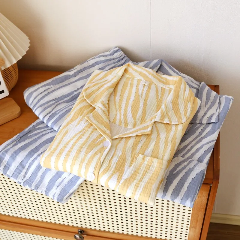 

Комплект домашней одежды из двухслойного хлопка (двухслойная марля) для пар, мягкий, приятный для кожи, с эффектом умягчения после стирки, в скандинавском стиле в полоску, на все сезоны