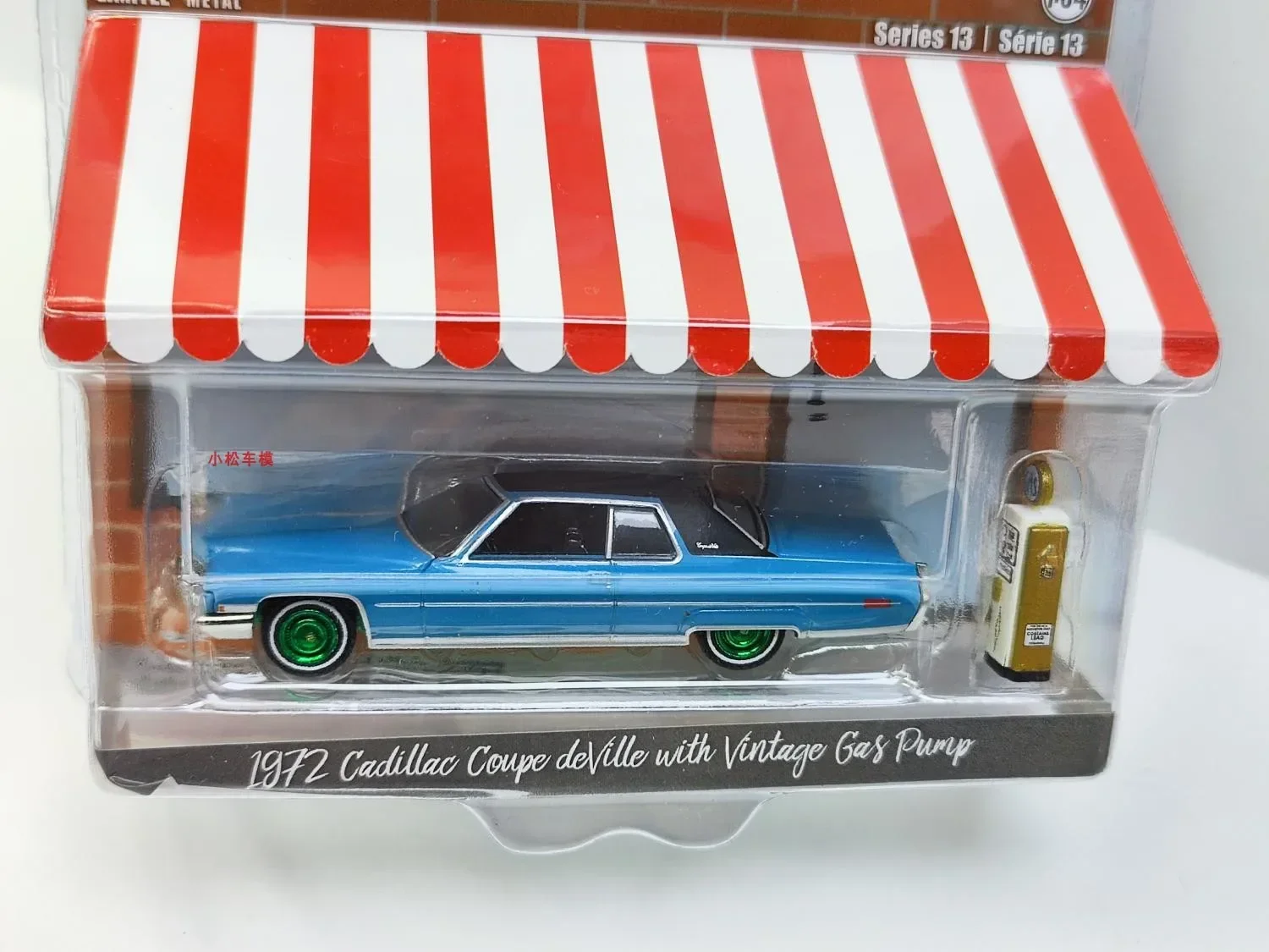 1: 64 1972 Cadillac carro esportivo baixo e bomba de gasolina antiga motor verde Coleção de modelos de carros