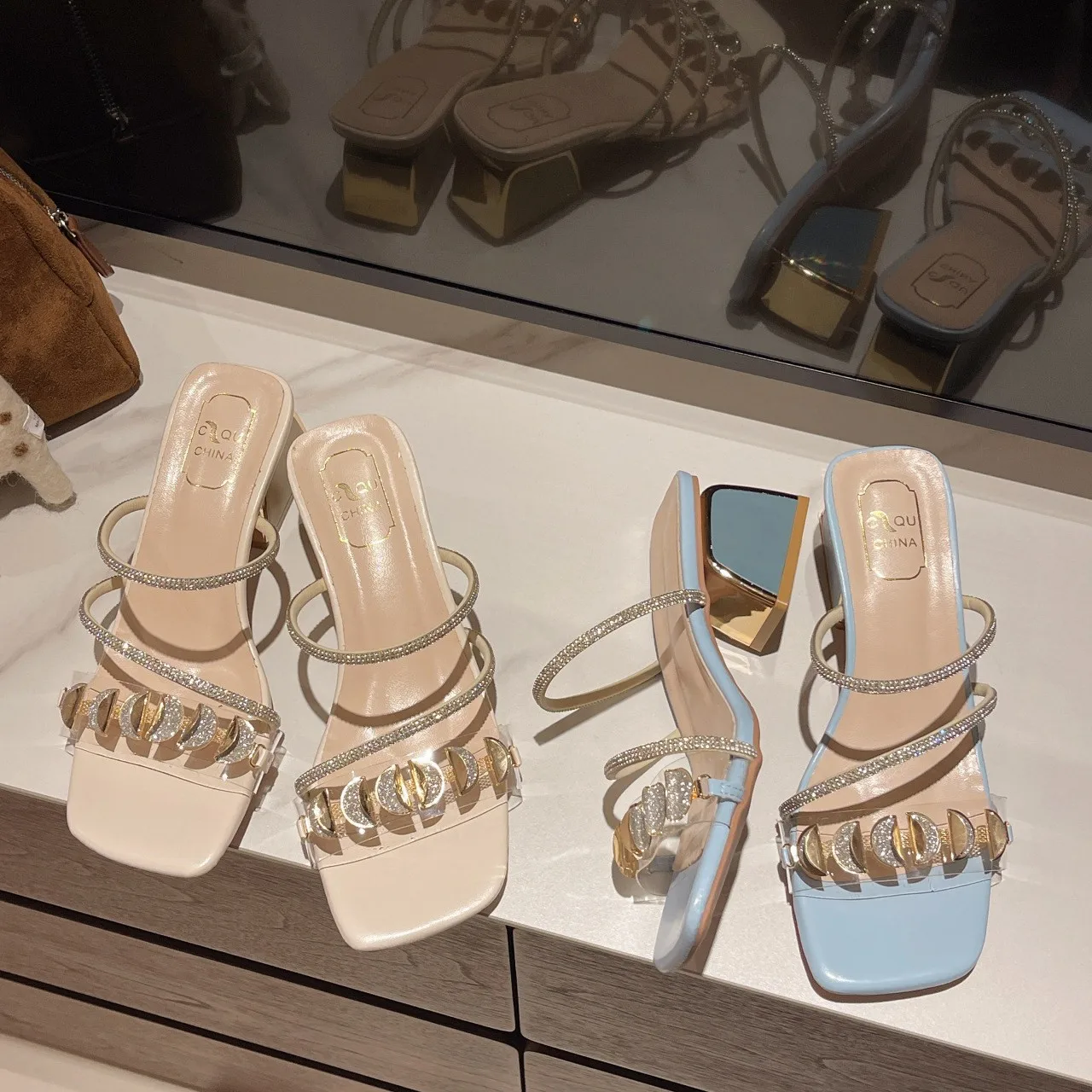 

Women Wear The 2025 New French Rhinestone Mid-Heel, One-Strap Crystal High-Heeled Sandals On The Outside