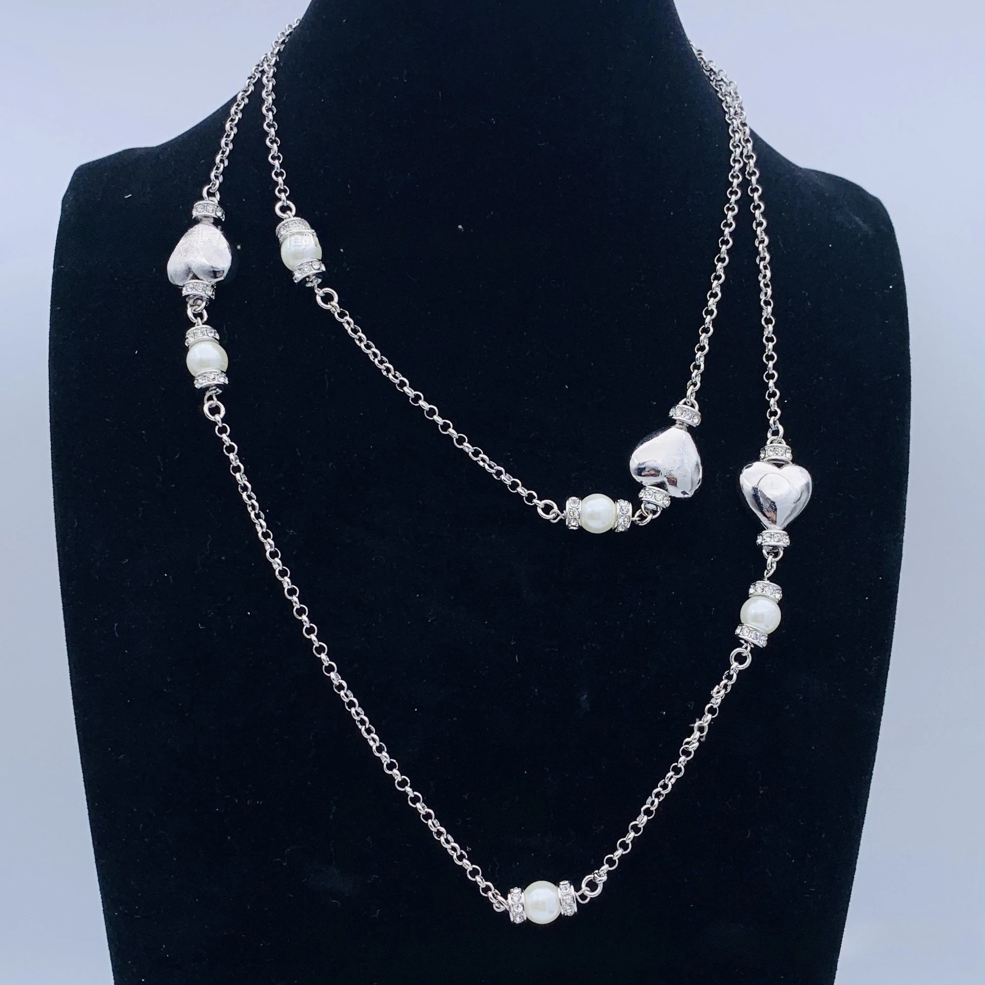 

Свитер с буквенной цепочкой, жемчужное длинное ожерелье, модное бриллиантовое ожерелье 2025