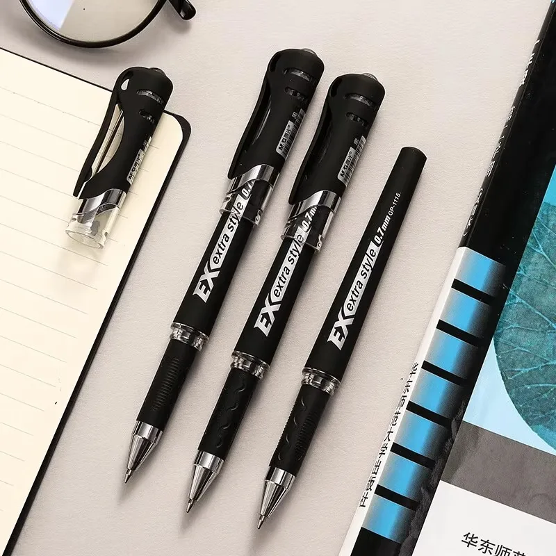 قلم جل أسود M&G مقاس 0.7 مم مع غطاء قابل للسحب وتصميم أسطوانة ورنيش مرنة قابلة للتبديل للطلاب والاستخدام المكتبي