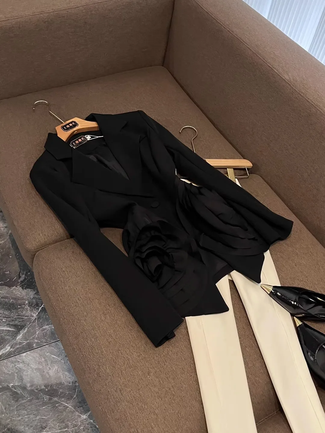 

Облегающий женский костюм с цветочной вышивкой на одной пуговице, джинсовая одежда Jaet European Sle Long Sve, офисная одежда X205, зима 2025, новый дизайн