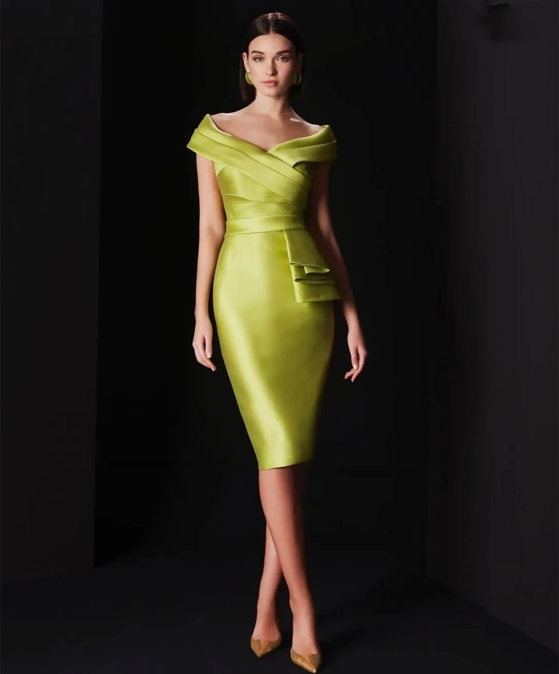 

2025 Column Mother of the Bride Dress Knee Length Off the Shoulder Satin Wedding Guest Party Gowns for Women V Neck Bud Green