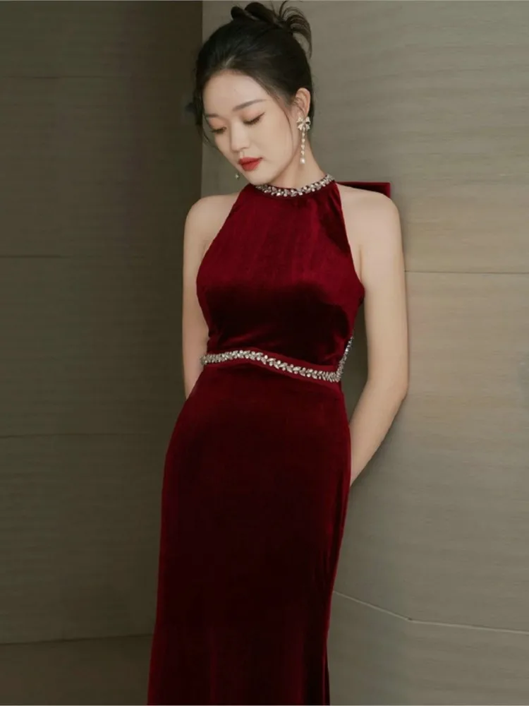 ชุดเดรสกำมะหยี่ทรงหางปลาสีแดงหรูหราเบาๆ สำหรับงานเลี้ยง