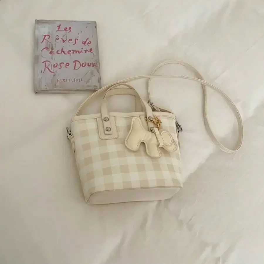 

One Shoulder Crossbody Can Be Matched At Will, The Style Is Simple And Durable, Suitable For Daily Commuting, Seaside Hanging Out, And Casual Parties