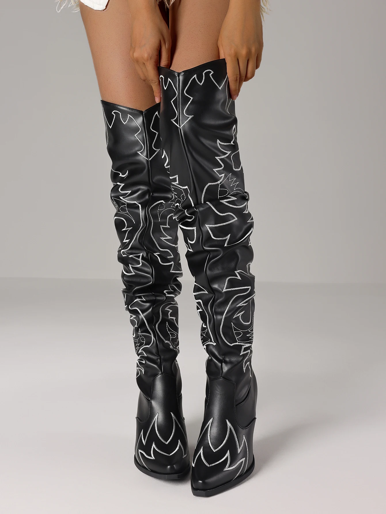 تصميم مثير فوق حذاء برقبة للركبة للمرأة حذاء بكعب سميك التطريز الرجعية الفاخرة بارد أزياء المرأة Slounchy الأحذية الغربية