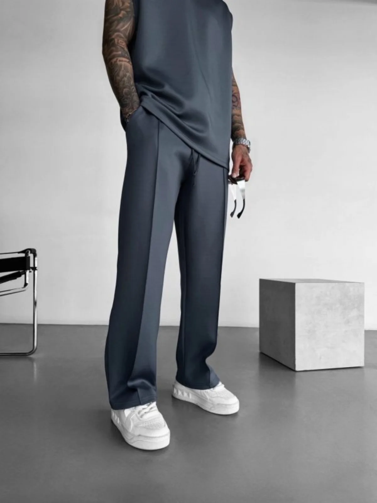 New men's casual pants, stylish and comfortable elastic waist drawstring single-line pleated solid color pocket mops pants